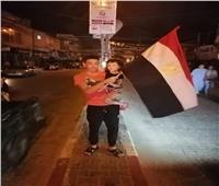أبناء غزة يحتفلون بوقف إطلاق النار برفع العلم المصري