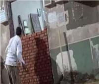 سيدة تغلق باب مسجد بالفيوم بالطوب الأحمر.. و«الأوقاف» تعلق