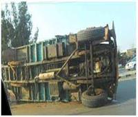 مصرع سائق في حادث انقلاب سيارة نقل بطريق الصعيد بـ«المنيا» 