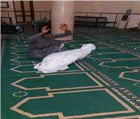 شاب يضع صديقه في كفن بمسجد بالمنيا .. ورد حاسم من الأوقاف | صور
