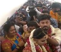 هربًا من قواعد الإغلاق.. حفل زفاف هندي على متن طائرة |فيديو