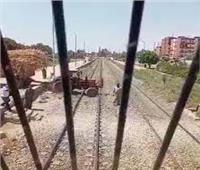 ضبط سائق جرار حاول المرور من منفذ غير شرعي بالسكة الحديد في الشرقية