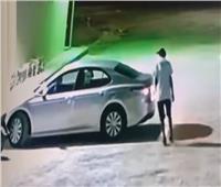 لص سيارات «غبي منه فيه»| فيديو