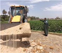 إزالة حالة تعد على الأراضي الزراعية بإسنا ومصادرة معدات البناء