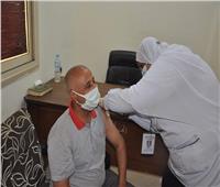تطعيم موظفي الوادي الجديد ضد «كورونا» |صور