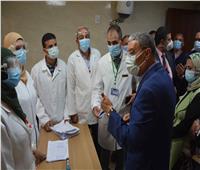 محافظ المنيا يتفقد مستشفى ديرمواس المركزي ويتابع مركز تلقي اللقاح