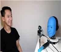 فيديو: ابتكار روبوت قادر على محاكاة تعابير وجه الإنسان