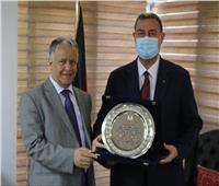 سفير فلسطين بالقاهرة يكرم أمين مجلس الوحدة الاقتصادية العربية السابق