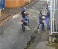 شاهد.. الشرطة على دراجات نارية تفاجئ لصين يمارسان السطو المسلح