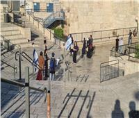 مستوطنات إسرائيليات يقتحمن منطقة باب العامود بالقدس ويرفعن أعلام إسرائيل