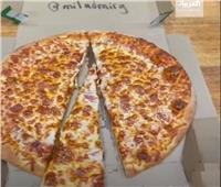 حيلة لا تصدق.. اقتطاع نصف شطيرة بيتزا دون ملاحظة أحد | فيديو