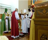 منير حنا يأخذ بيد مطران «الأسقفية» الجديد ويجلسه على عرشه بالكاتدرائية