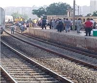 محافظ القليوبية يتوجه لموقع حادث خروج قطار عن القضبان بـ«بنها»