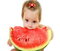 يحمي الجهاز الهضمي .. فوائد البطيخ للأطفال