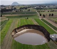 عرضها  125 متراً.. ظهور حفرة عملاقة تبتلع الأراضي في المكسيك
