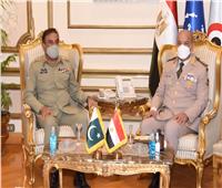 وزير الدفاع يلتقي رئيس هيئة الأركان المشتركة الباكستانية خلال زيارته الرسمية لمصر