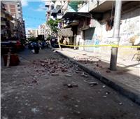 انهيار أجزاء من عقار وسط الإسكندرية.. والحي: لا إصابات| صور