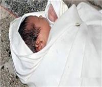 العثور على طفل حديث الولادة أمام مسجد بأسوان 