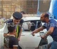 فيديو| أمين شرطة «يجبر بخاطر» طفل بعدما صفعه شاب على وجهه بالعتبة