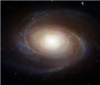 قبل العطل.. تلسكوب «هابل» يلتقط صورًا رائعة لمجرة في الفضاء