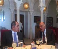 وزير الخارجية يبحث مع نظيره الجزائري ببرلين تعزيز التعاون بين البلدين