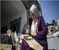 فنانة تحول ركام بيتها المتآثر من عدوان الاحتلال في غزة لتحفة فنية