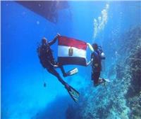 احتفالا بـ30 يونيو.. غواصون يرفعون علم مصر تحت الماء
