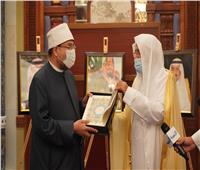 وزير الشئون الإسلامية السعودي يهدي نسخة من كتاب الله لـ«جمعة»