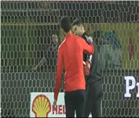 الشناوي وإكرامي يتصافحان قبل انطلاق مباراة الأهلي وبيراميدز