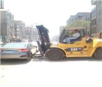 رفع السيارات المخالفة للانتظار في شمال الجيزة| صور