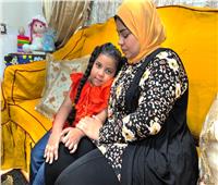 والدة طفلة مصابة بضمور بالنخاع الشوكي تطالب التأمين الصحي بعلاجها تنفيذاً لحكم قضائي