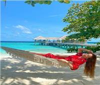 نسرين طافش بإطلالة حمراء مميزة على شواطئ المالديف 