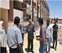 رئيس جامعة الأقصر يتابع أعمال التشطيبات النهائية بالكليات بمدينة طيبة 