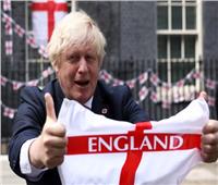 بوريس جونسون يزين منزله بأعلام إنجلترا قبل نهائي اليورو ضد إيطاليا