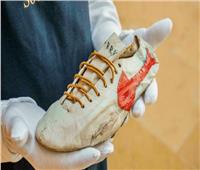 يتوقع وصول سعره لمليون دولار.. عرض زوج أحذية رياضية من القرن الماضي للبيع