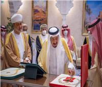 خادم الحرمين يقلد سلطان عمان قلادة الملك عبدالعزيز 