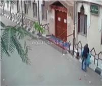 لص يسرق صندوق زكاة من مسجد بالمعصرة | فيديو