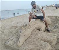 «فنان الرمال» على شواطئ الفيروز.. يحلم بمهرجان عملاق للنحت «ع الرملة»