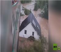 مياه الفيضان تجرف منزلًا كاملًا في ألمانيا | فيديو
