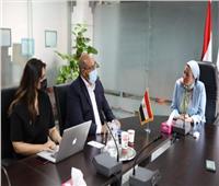 وزيرة البيئة تستقبل حاتم قنديل بطل مصر في التجديف