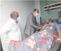 محافظ أسوان يطمئن على الحالة الصحية لـ«نقيب الأشراف» بالمستشفى الجامعي