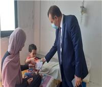 رئيس مدينة كفر الدوار يشارك المرضى احتفالهم بالعيد ويقدم هدايا للأطفال
