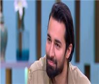 أحمد حاتم يكشف سر إصابته في يده.. فيديو