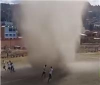 «شيطان الغبار» يهاجم مباراة كرة قدم في بوليفيا| فيديو