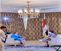 سفيرة مصر بطشقند تصور لقاءً تليفزيونيًا مع قناة أوزبكستان الرسمية
