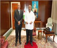  الرئيس الجيبوتي يستقبل السفير المصري ويمنحه وسام الاستقلال