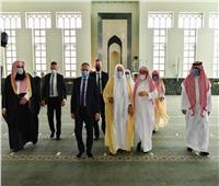 وزير الشؤون الإسلامية السعودي يزور جامع الملك فهد ويوجه بفرشه بالسجاد الفاخر