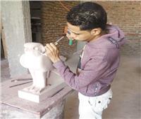 تماثيل «نحات عشريني» تُعيد عظمة الفراعنة فى كافة دول العالم
