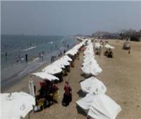 صور| إقبال كبير على شواطئ بورسعيد بالتزامن مع موجة الحر الشديدة