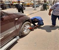 حي الطالبية يشن حملة على السيارات المعتدية على الطريق العام| صور